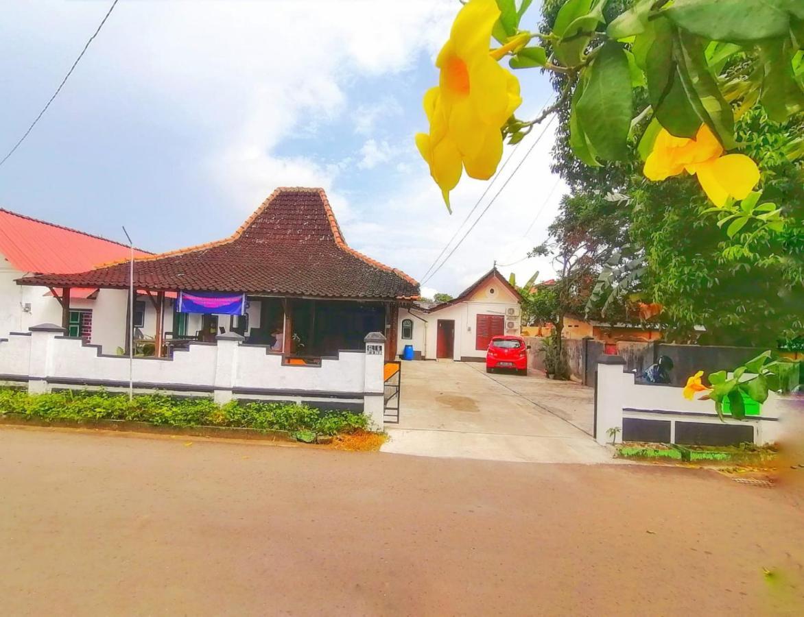 Reddoorz Syariah @ Ndalem Kembang Sore Джок'якарта Екстер'єр фото